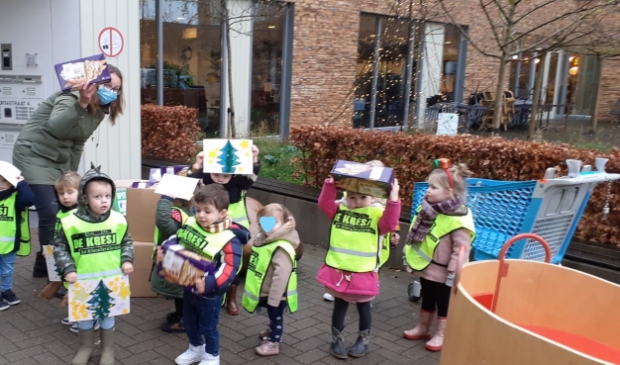 <p>De kinderen van de Kresj hebben een verrassing voor de ouderen</p>