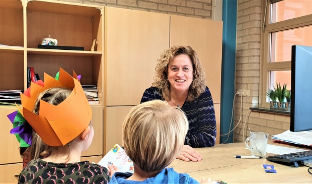 Diana Brouwer neemt even tijd voor een jarige leerling