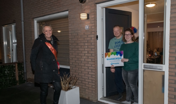 <p>Koningin van Nieuw-Vennep overhandigt de 1e prijs 1 minuut gratis winkelen bij Hoogvliet aan winnares Steffi Jansen.</p>