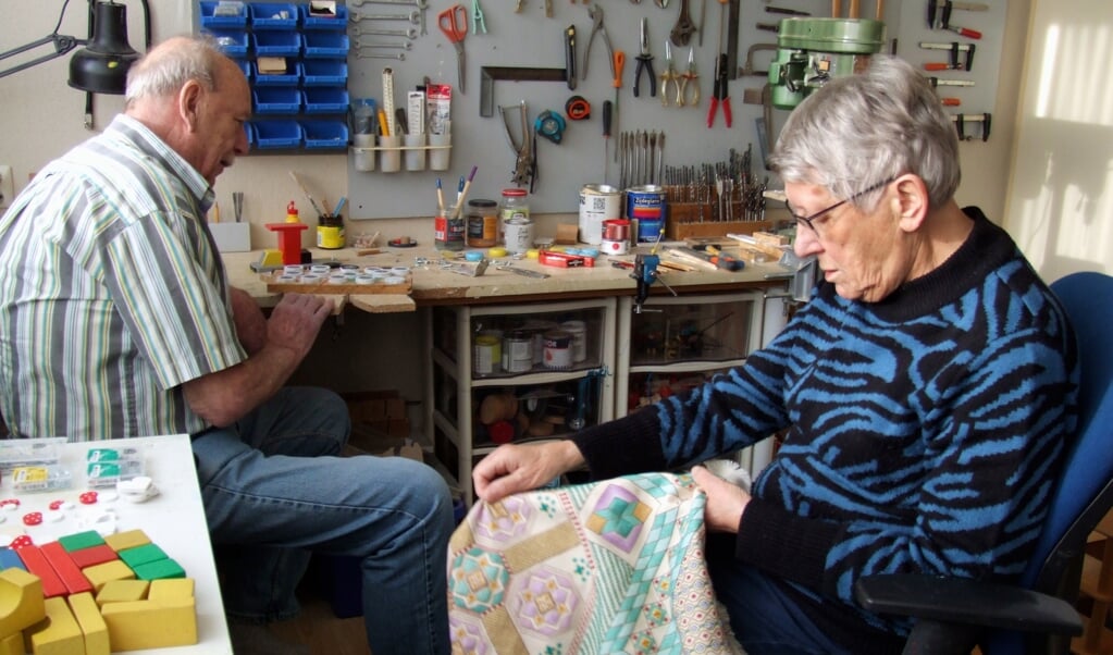 Mieke Haverkort borduurt en Joop Knies geeft houten speelgoed een tweede leven.