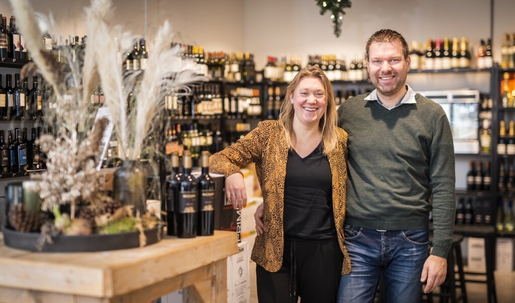Liesbeth en Jan van den Brink: ,, Alle wijnen die we verkopen proeven we eerst zelf.'' 
