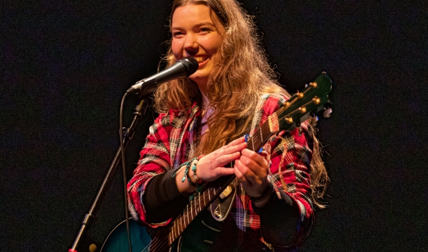 <p>De 19-jarige Maya uit Veenendaal trapte de avond af.</p>