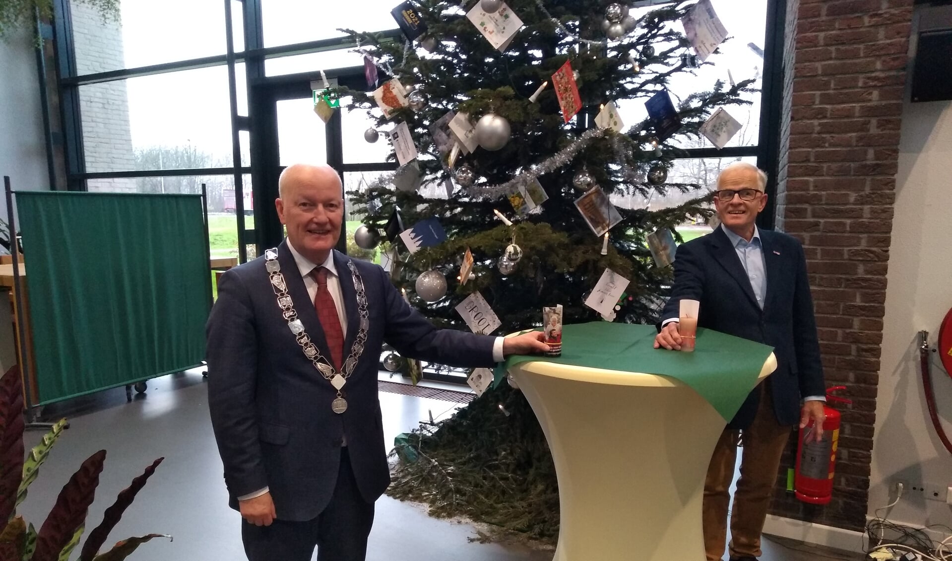 Bert Staal, voorzitter van Zonnebloem Odijk, overhandigt de attentie aan burgemeester Van Bennekom