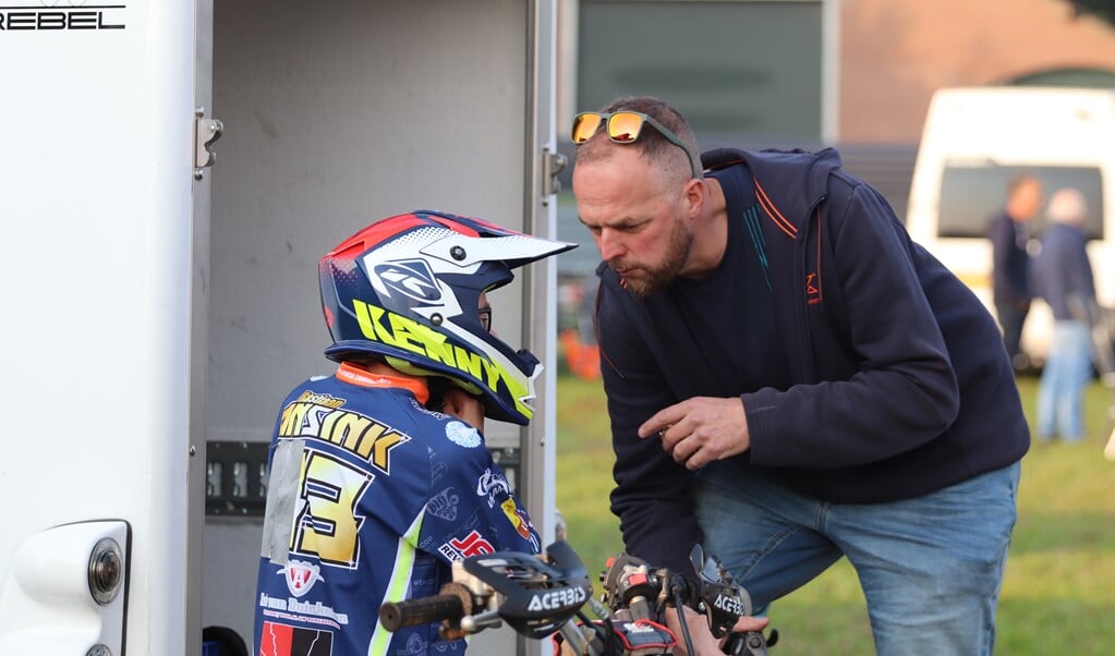 Sylvan Ansink overlegt met zoon Bastiaan tijdens een trainingsdag van De Veluwse Zandhappers.