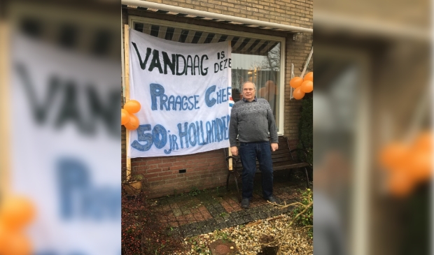 De familie verraste Peter met een spandoek, omdat hij al vijftig jaar in Nederland woont