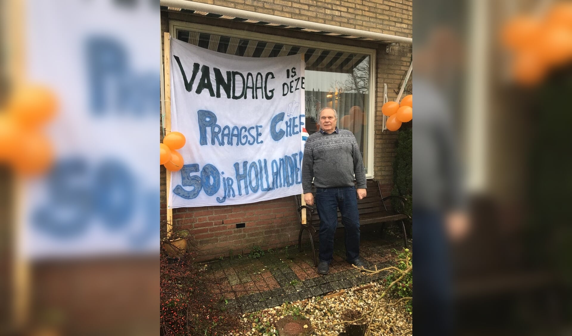 De familie verraste Peter met een spandoek, omdat hij al vijftig jaar in Nederland woont