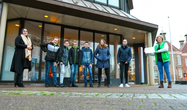 De cheque werd overhandigd voor het Nijkerkse Stadhuis.