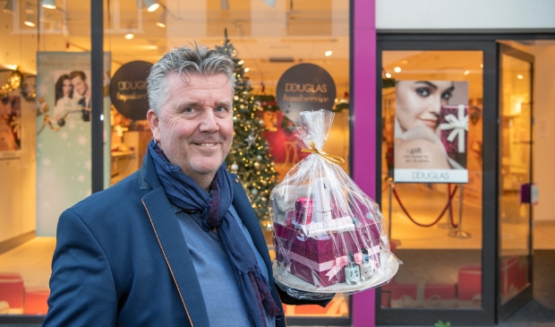 <p>Aljan Baan voor zijn Douglas inpakwinkel.</p>
