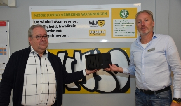 <p>Frits Huijbers (voorzitter HVOW) ontvangt van George Verberne (Jumbo) een paar dozen met ICT-hardware. Foto Jan Elsenaar</p>