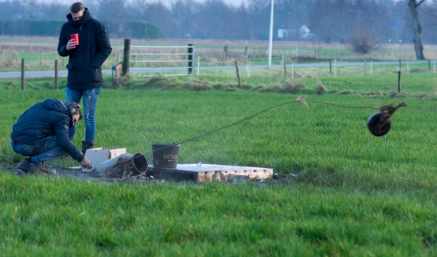 de deksel schiet aan een koord weg