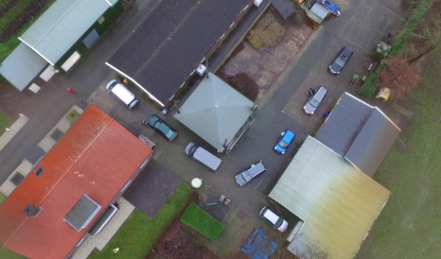 De 85e verjaardag van opa Van Wijk werd gevierd met een drive-thru op eigen terrein.