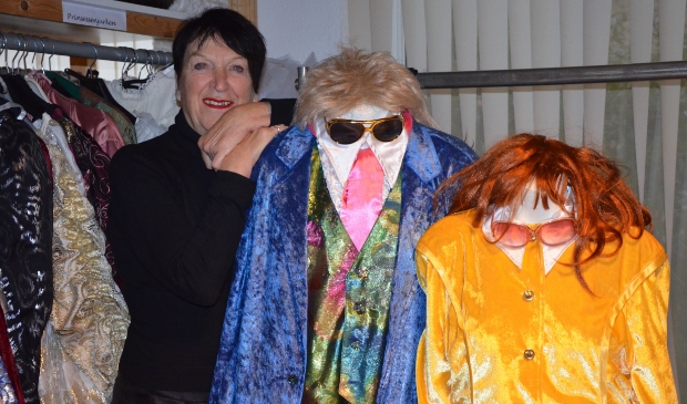 Betty Geurts bij een feestelijke outfit