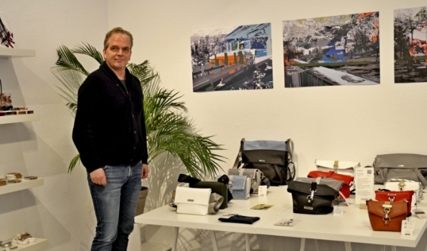 <p>Luuc van Wezel over de opzet van zijn zaak: "Creativiteit moet je raken en verrassen" (foto Jan Boer) </p>