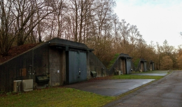 <p>De wandelroute komt langs grote stenen bunkers die gebruikt werden om springstof op te slaan. </p>