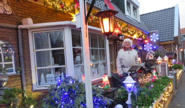<p>Jan Stuij kon het ondanks al de drukte in en om hun huis niet laten de kerstverlichting te ontsteken.</p>