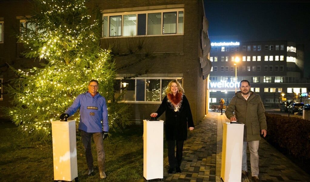 Burgemeester Reinie Melissant-Brienen ontstak twee weken geleden de lichtjes in de boom bij het Beatrixziekenhuis