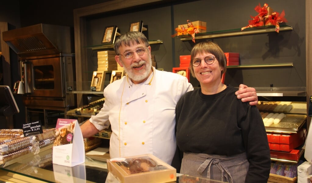 Wim en Tera de Jong samen achter de toonbank: ,,We zijn er voor dagelijks vers brood en een goed stuk gebak."