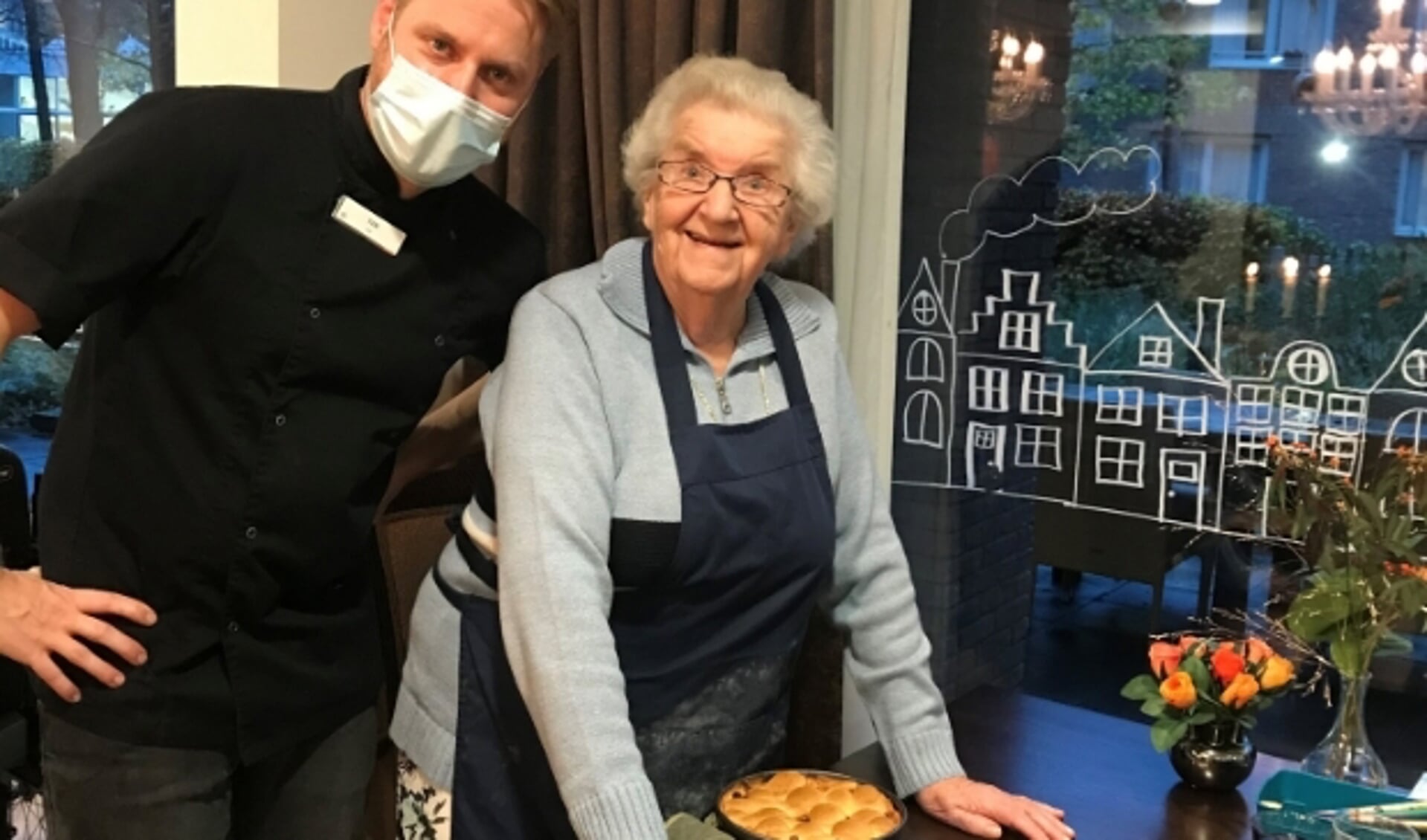 Voormalig bakkerij-eigenaresse mevrouw De Haan is samen met de kok druk in de weer geweest om een appeltaart en een boterkoek te bakken.