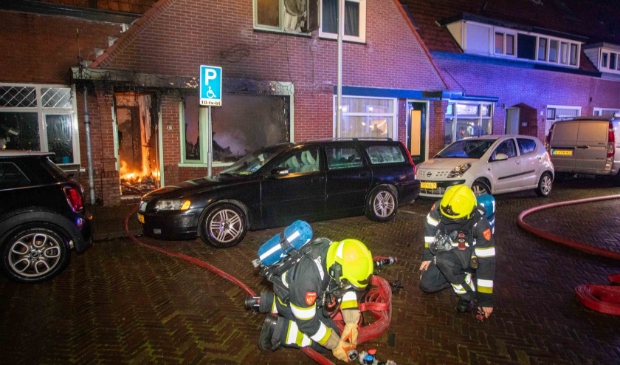 <p>Bij een woningbrand aan de Dennenstraat in IJmuiden zijn in de nacht van maandag op dinsdag twee personen gewond geraakt. </p>
