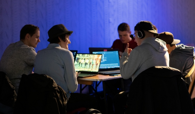 Studenten brainstormen over technisch vraagstuk