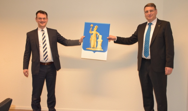 <p>Gerrit Flier (links) met Nico van der Poel (rechts).</p>