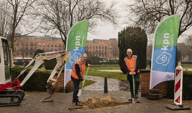 <p>Wethouder Sander Jansen zet de eerste schop in de grond. </p>