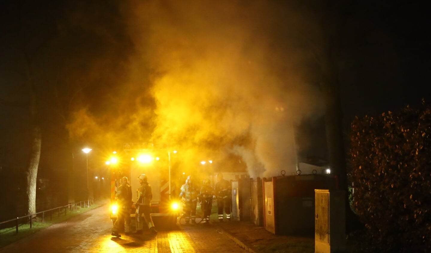 Flinke rookontwikkeling bij een een containerbrand aan de Pastoor Pieckweg.