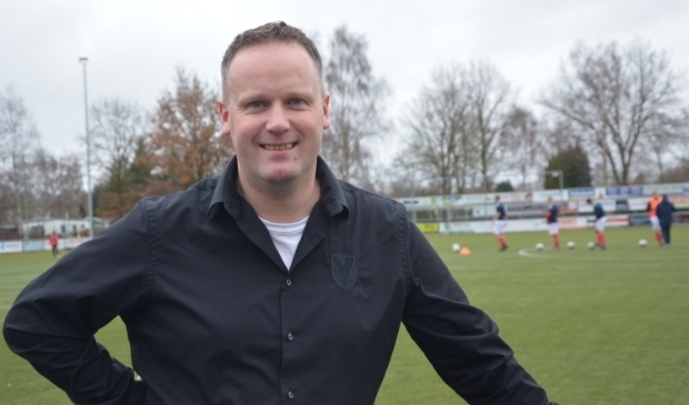 <p>Voorzitter Herman Klaassen van voetbalvereniging Hulshorst ziet toekomst zonnig in.</p>