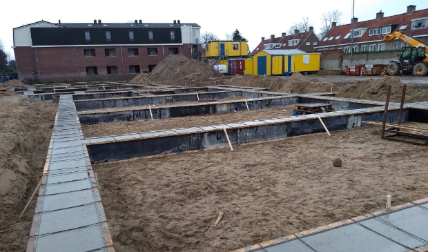 De bouw van de 24 huurappartementen aan de Molenweg vordert gestaag