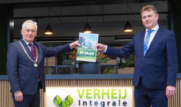 <p>Burgemeester Dirk van der Borg mocht het eerste exemplaar in ontvangst nemen</p>