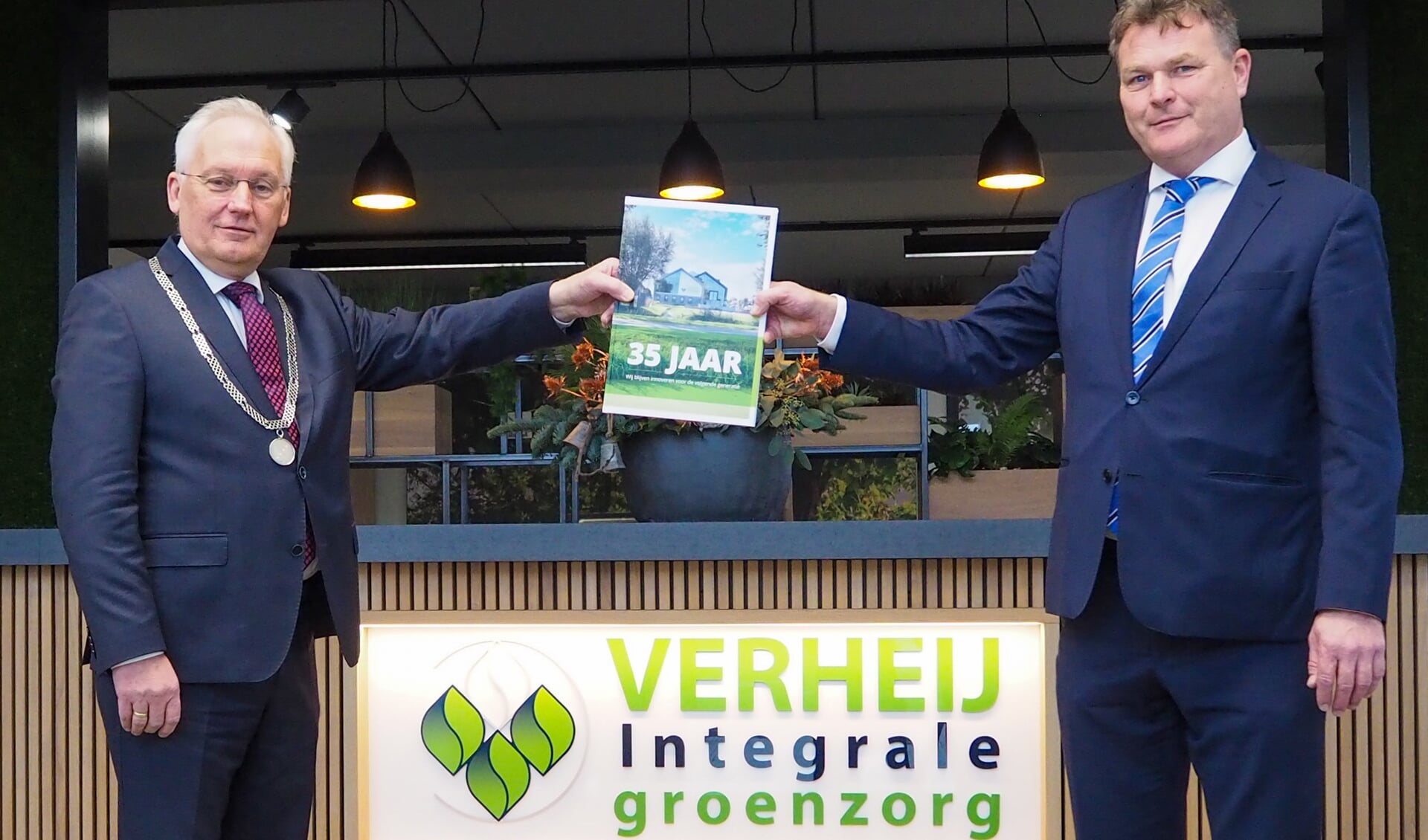 Burgemeester Dirk van der Borg mocht het eerste exemplaar in ontvangst nemen