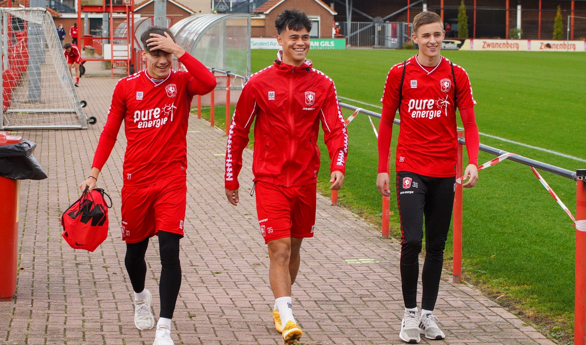 Mees (midden) met zijn teamgenoten Thijs en Max - FC Twente