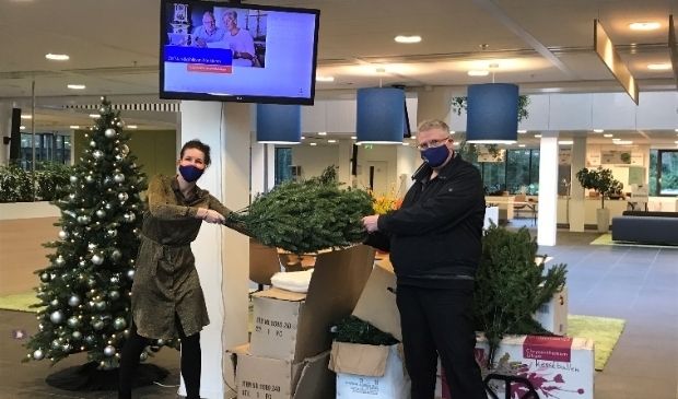 <p>Corine overhandigt de bomen aan Jos van de BoodschappenPlusBus. </p>
