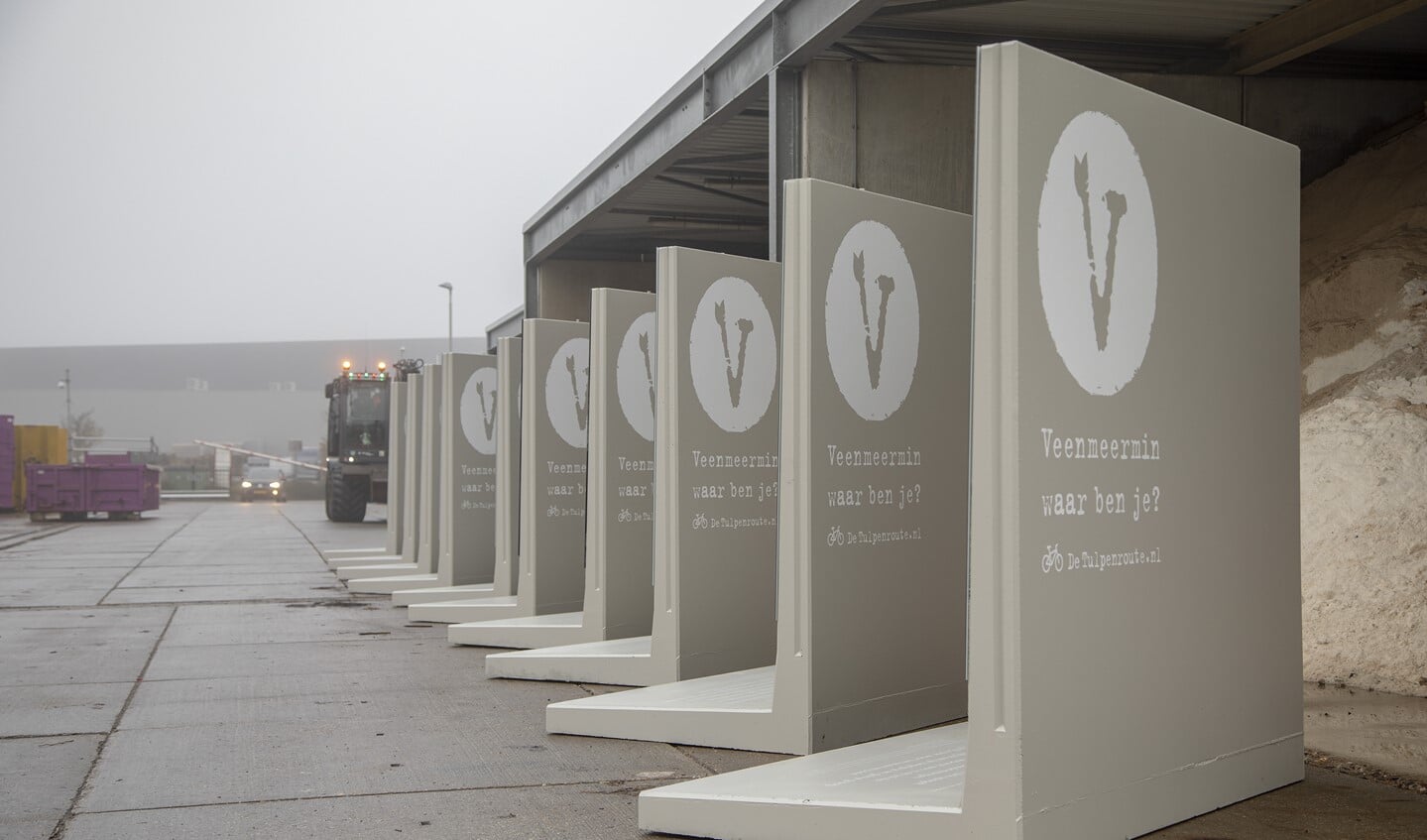 De achterzijde van de tien betonnen keerwanden van Bosch Beton.