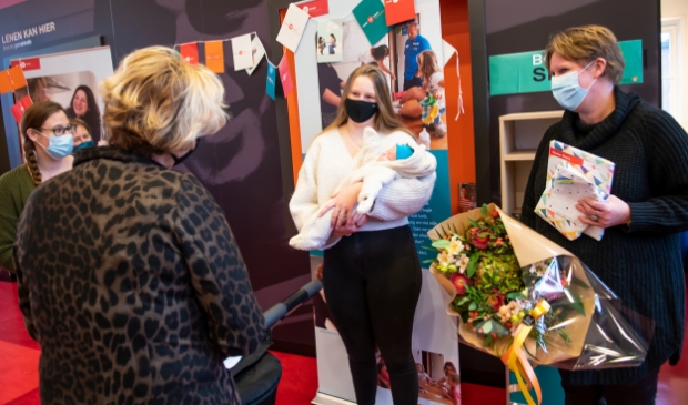 Het vijftigduizendste gezin dat opvoedsteun krijgt van Home-Start, is op 2 december in de bloemen gezet en verrast met een cadeau.