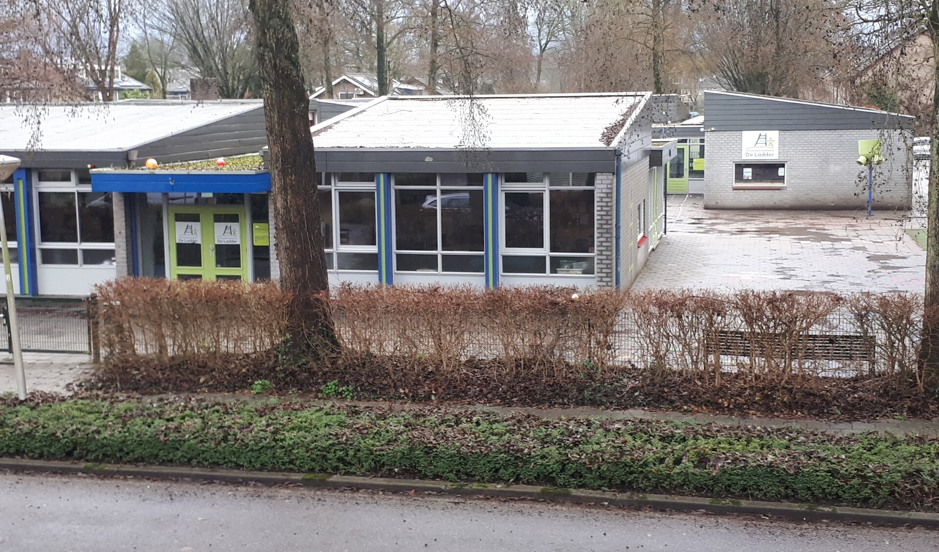 De Ladder ligt er tijdens de schoolsluiting verlaten bij.