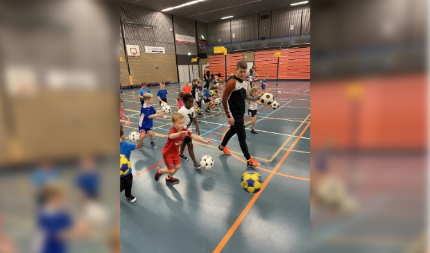 Korbalinternational Gertjan Meerkerk geeft les aan leerlingen Rehobothschool
