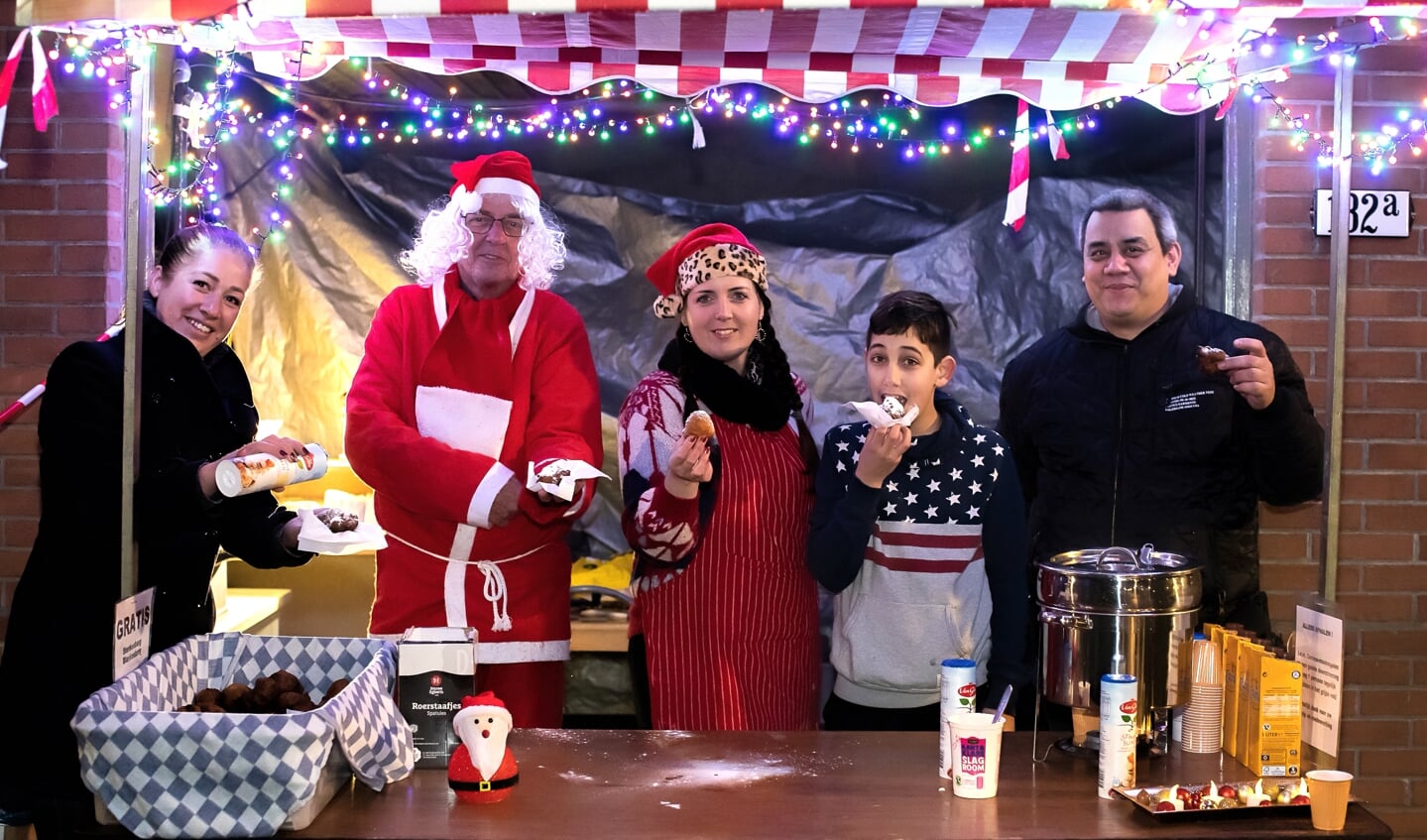 vlnr Hanneke, André, Dora en Maurits staken de hoofden bij elkaar.