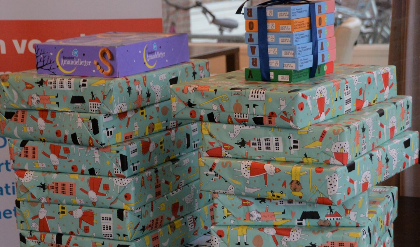 De dozen met puzzels en lekkers die Sinterklaas schonk namens Rotary Club Nijkerk.