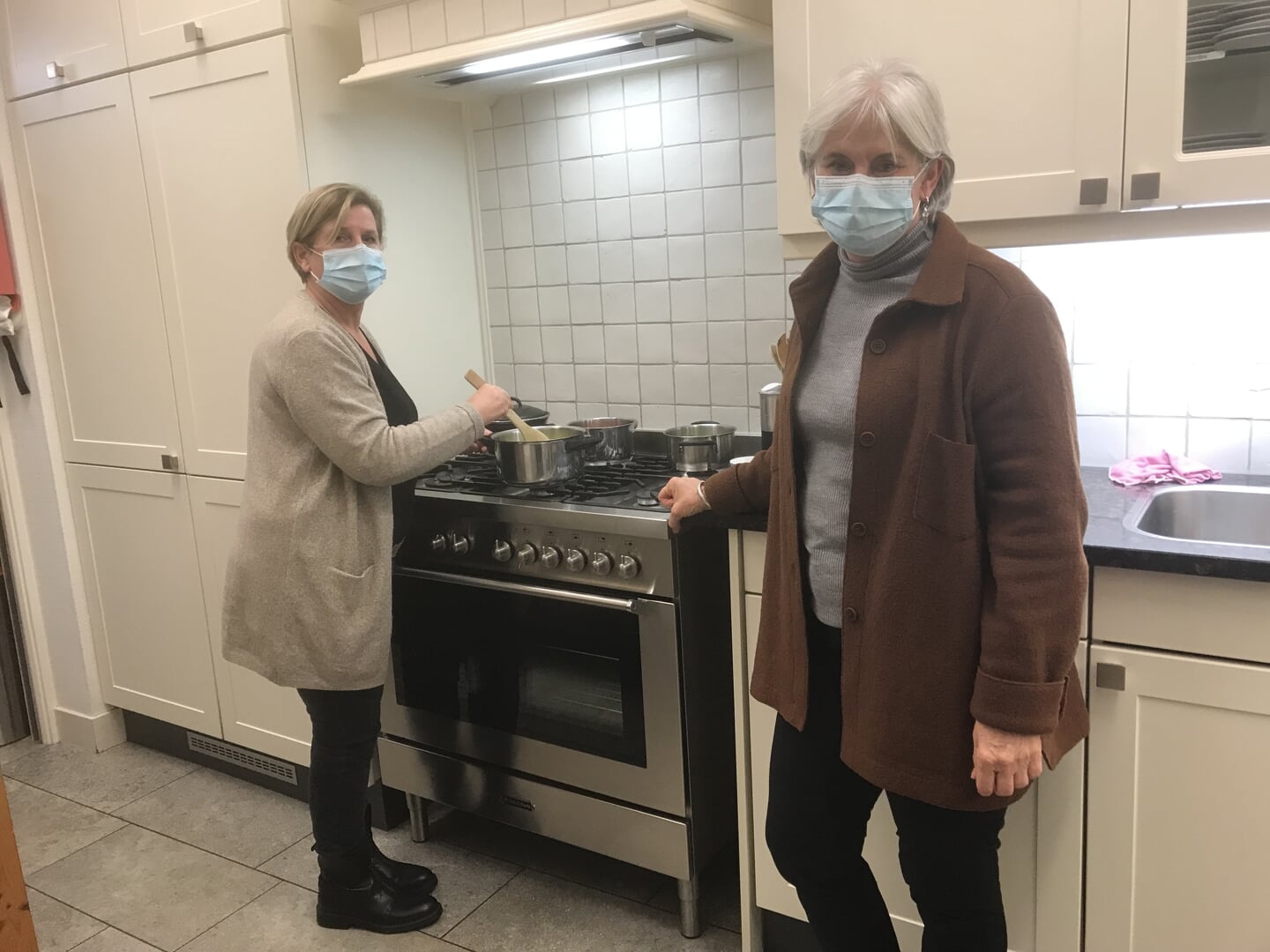 Links kookvrijwilliger Marion Schouten met directeur Majolijn Mutters van het Hospice