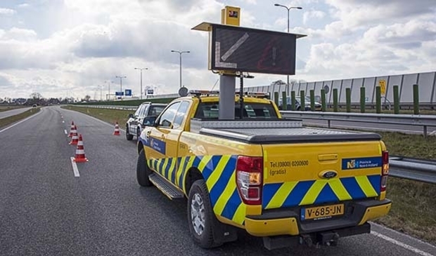 <p>Provinciale weginspecteur met pijlwagen.</p>