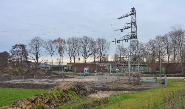 <p>Het onderverdeelstation aan de Oldenbarnevelderweg wordt momenteel uitgebreid voor extra stroomcapaciteit.</p>