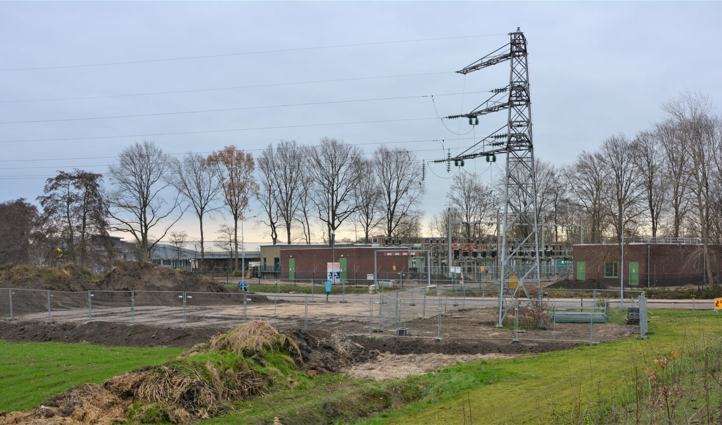 Het onderverdeelstation aan de Oldenbarnevelderweg wordt momenteel uitgebreid voor extra stroomcapaciteit.