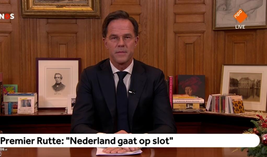 Premier Mark Rutte sprak maandagavond het volk toe vanuit het Torentje in Den Haag.