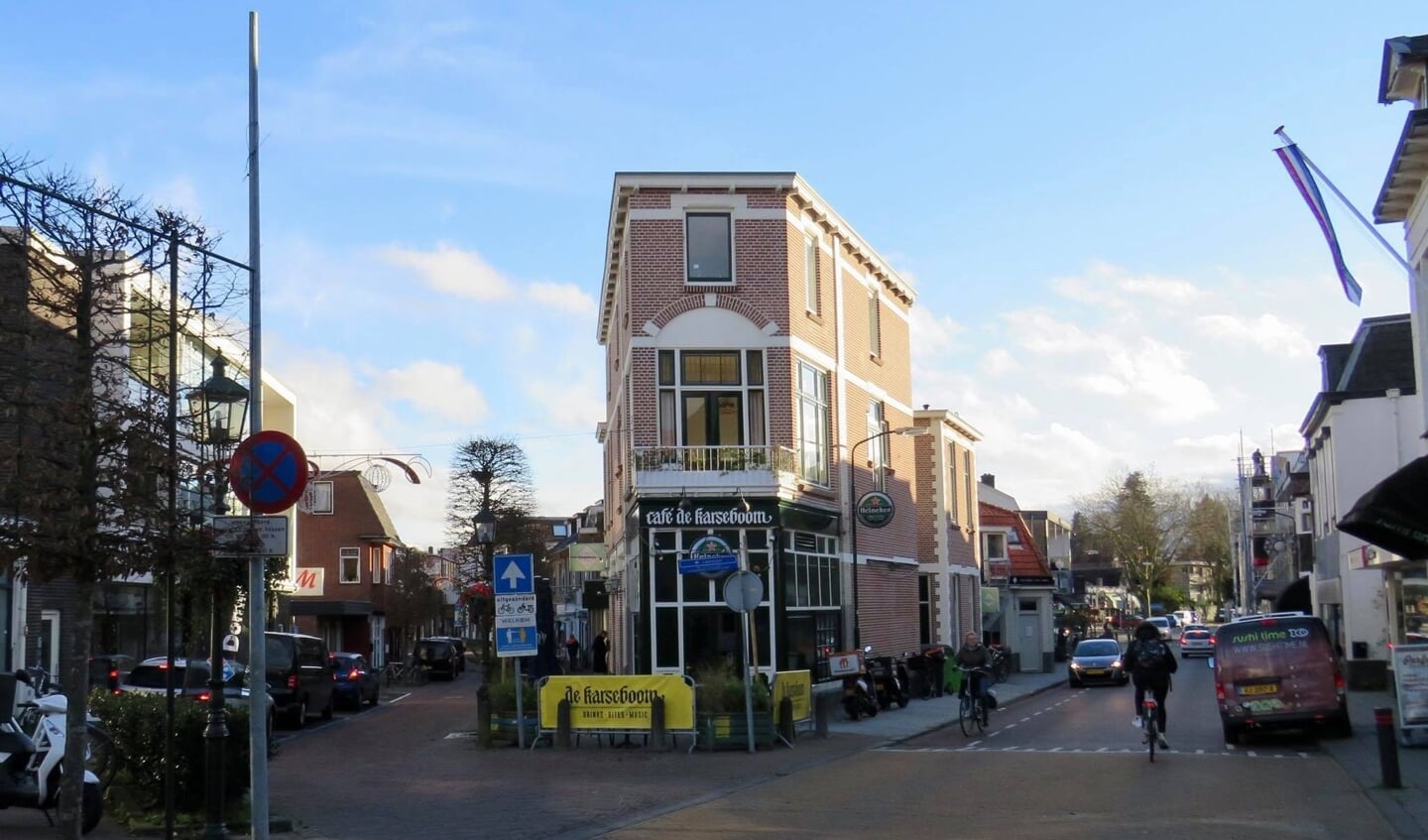 Café de Karseboom en daarnaast Café Nieuw Baarn 