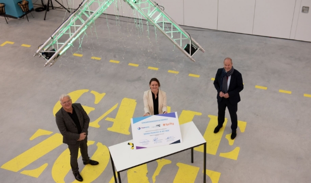 In het Technova College is de samenwerkingsovereenkomst ondertekend door (v.l.n.r.) Marcel Miltenburg, directeur Spring Instituut, Yvonne Vogelenzang, directeur Technova en Jan Jacob van Dijk, voorzitter college van bestuur COG.
