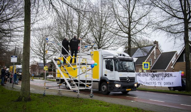 Piet wordt op de steiger uitgezwaaid door zijn collega's