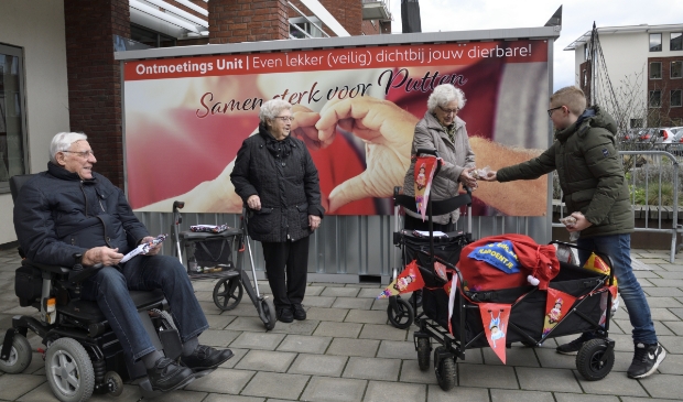 <p>Milan du Bois reikt letters uit aan bewoners van De Schauw</p>