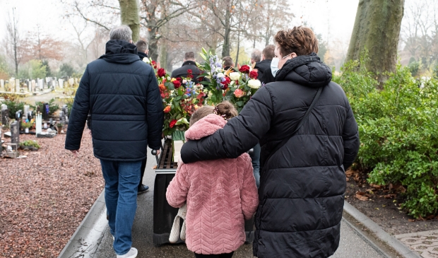<p>De vrienden van José Kraaijeveld begeleidden de kist over de begraafplaats.</p>
