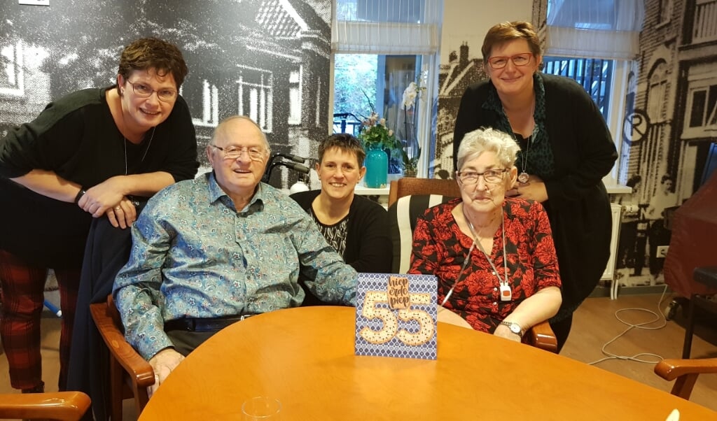 Ton en Ali van Maaren waren 55 jaar getrouwd. Op de achtergrond van links naar rechts dochters Marja, Petra en Ria.